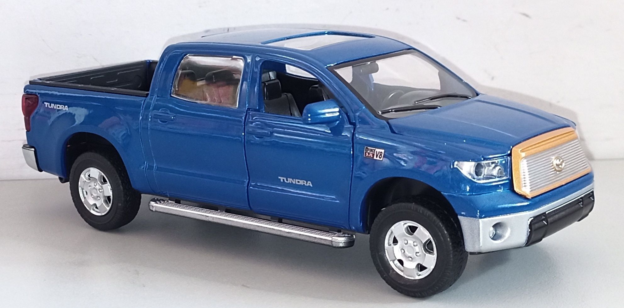 Toyota TUNDRA модель 1:32 "АвтоСвіт". Металл, звук, свет.