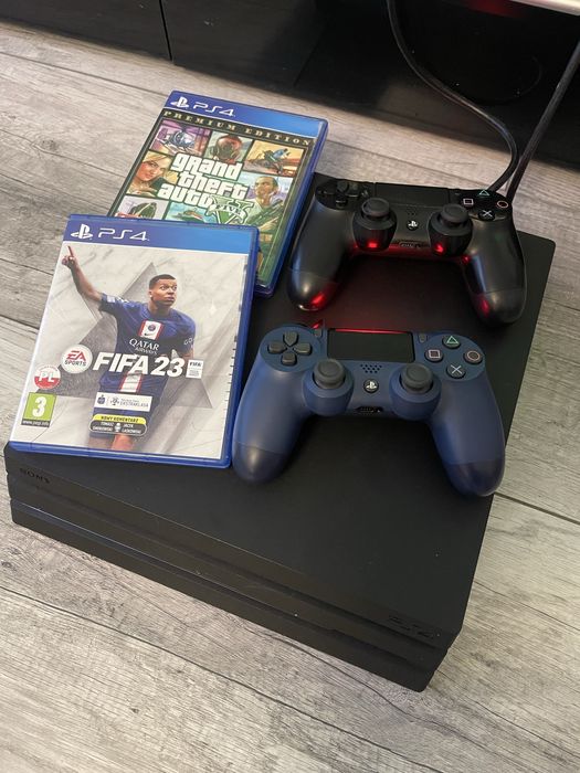 Konsola PS4 Pro 1TB   +2 Pady
