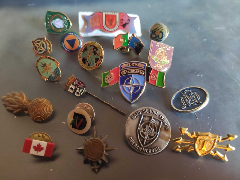 Lote de 18 pins militares