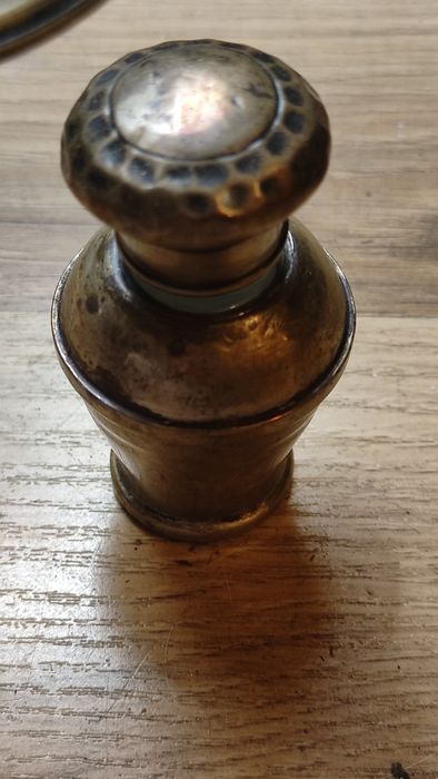 Mała metalowa buteleczka