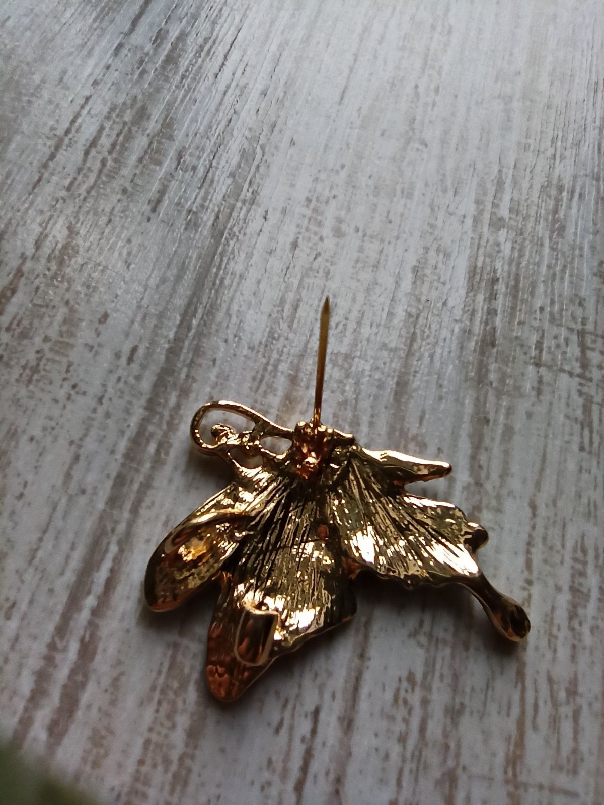 Piękna broszka z zawieszką Motyl