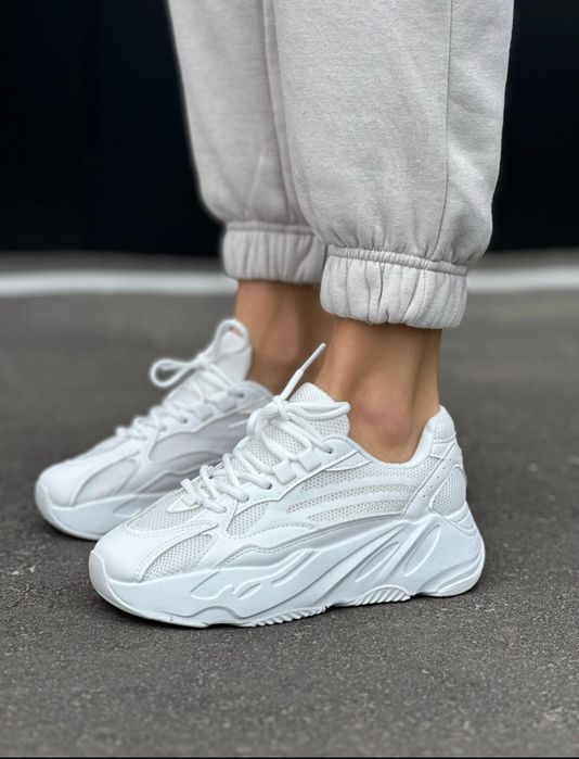 Жіночі кросівки, весняні