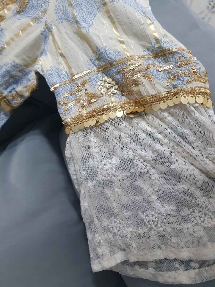 Vestido azul e dourado