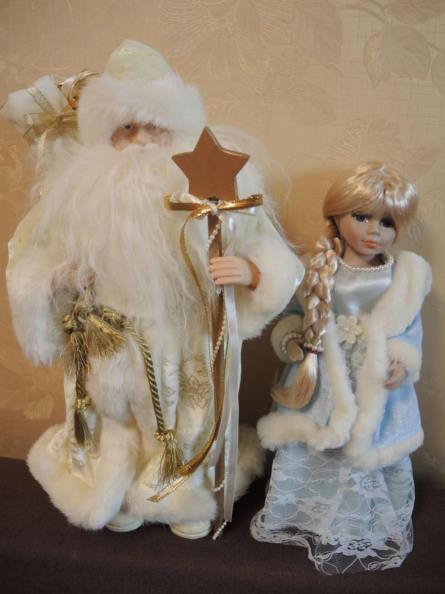 Продам новорічні фігурки порцелянові діда мороза і снігурку