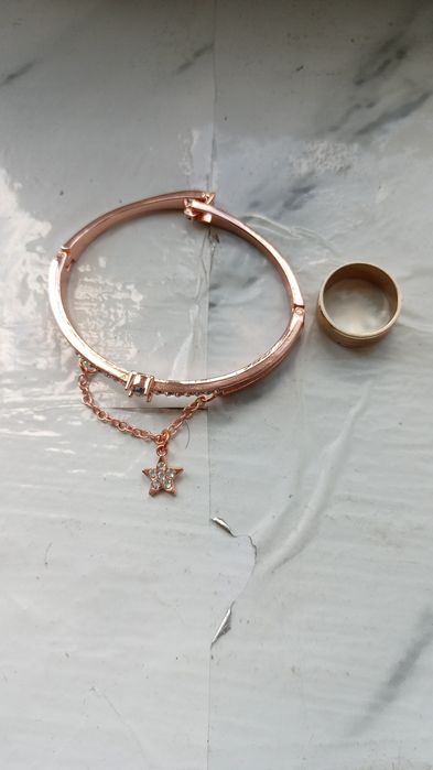 Продам біжутерію і годинники.