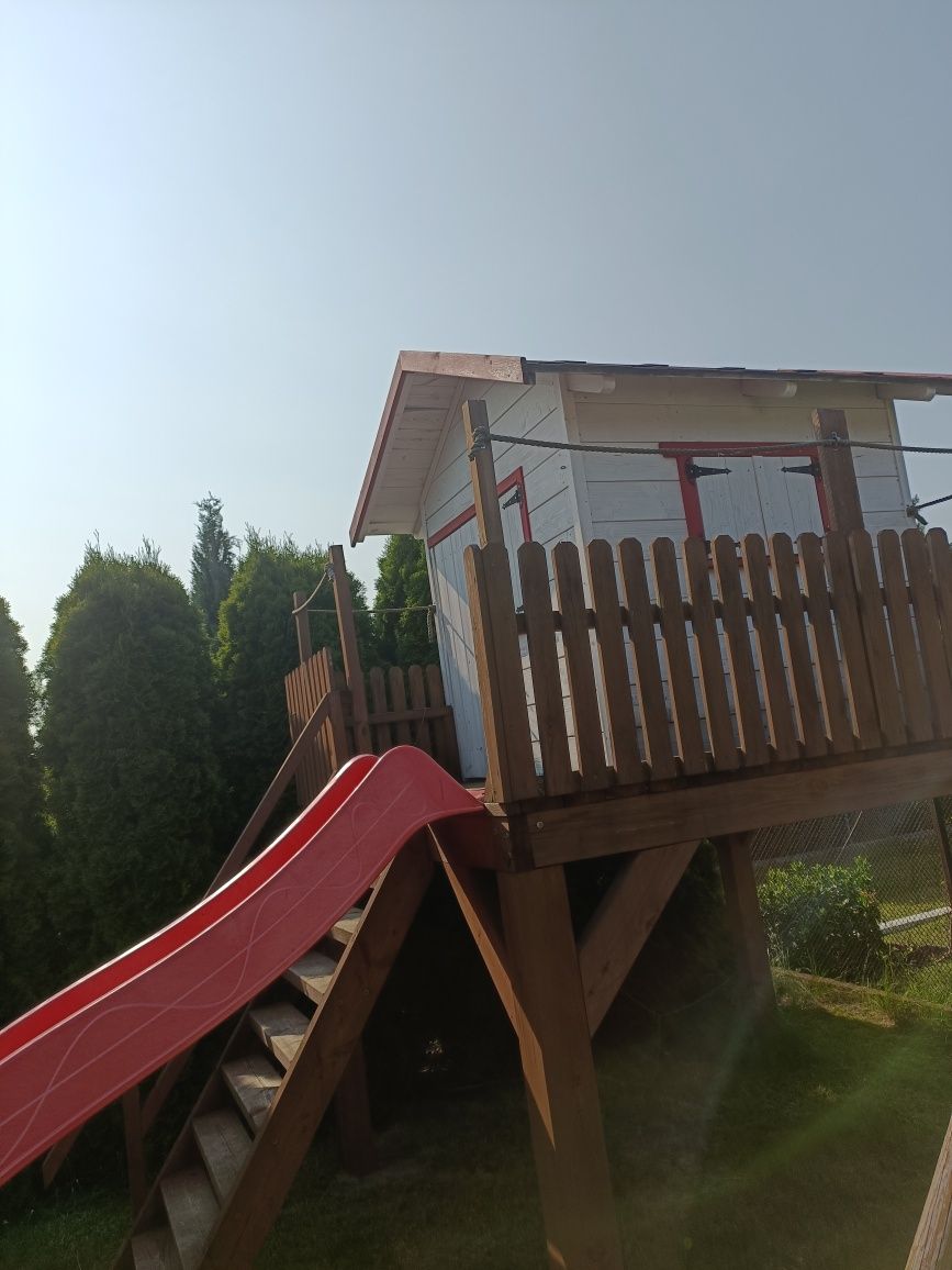 Domek drewniany ze zjeżdżalnią