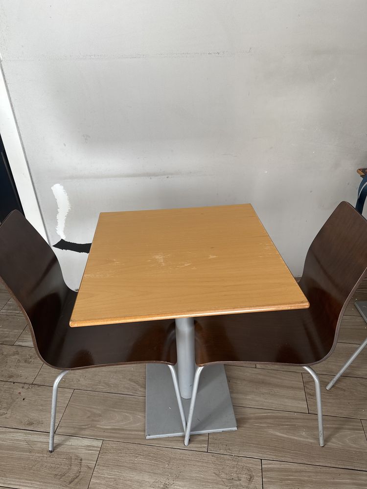 2 mesas com 4 cadeiras
