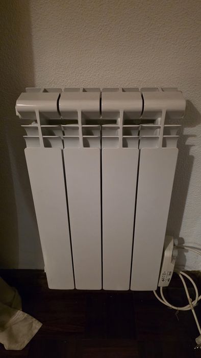 Aquecedor a óleo DeLonghi City700 p/parede