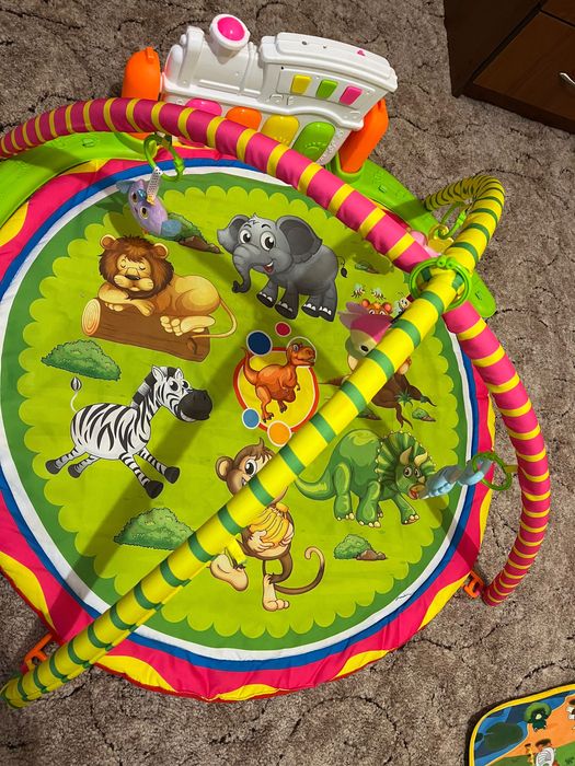 Розвиваючий килимок для малюків