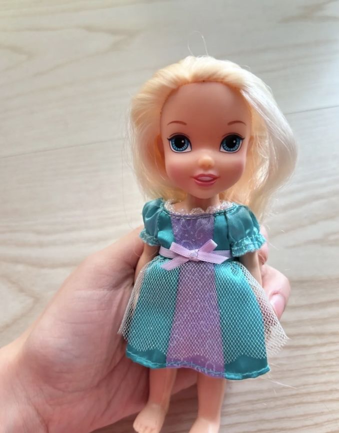 Boneca Elsa do “Frozen” c/ 15cm