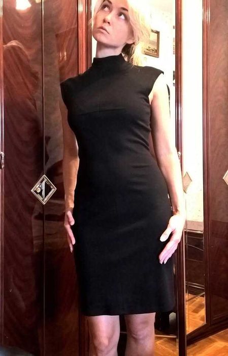 Черное трикотажное классическое платье без рукавов, чорна сукня
