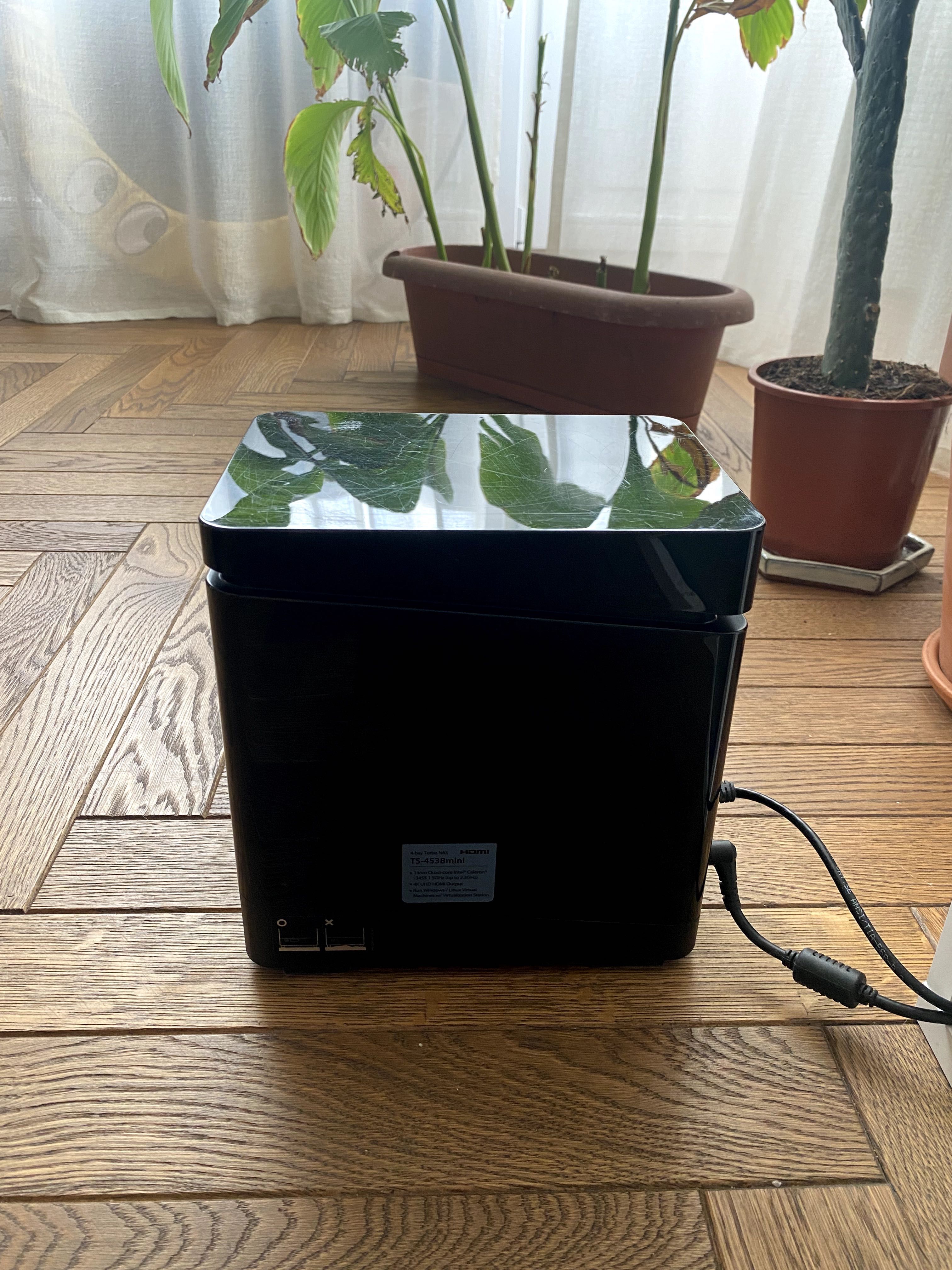 Serwer NAS QNAP TS-453 B mini + 2 x dysk WD Red, razem 8TB