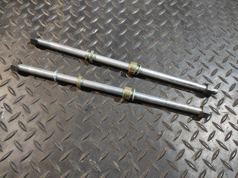 Szpilki mocowania silnika K750 Dniepr Ural M72 nowe śruby nakrętki