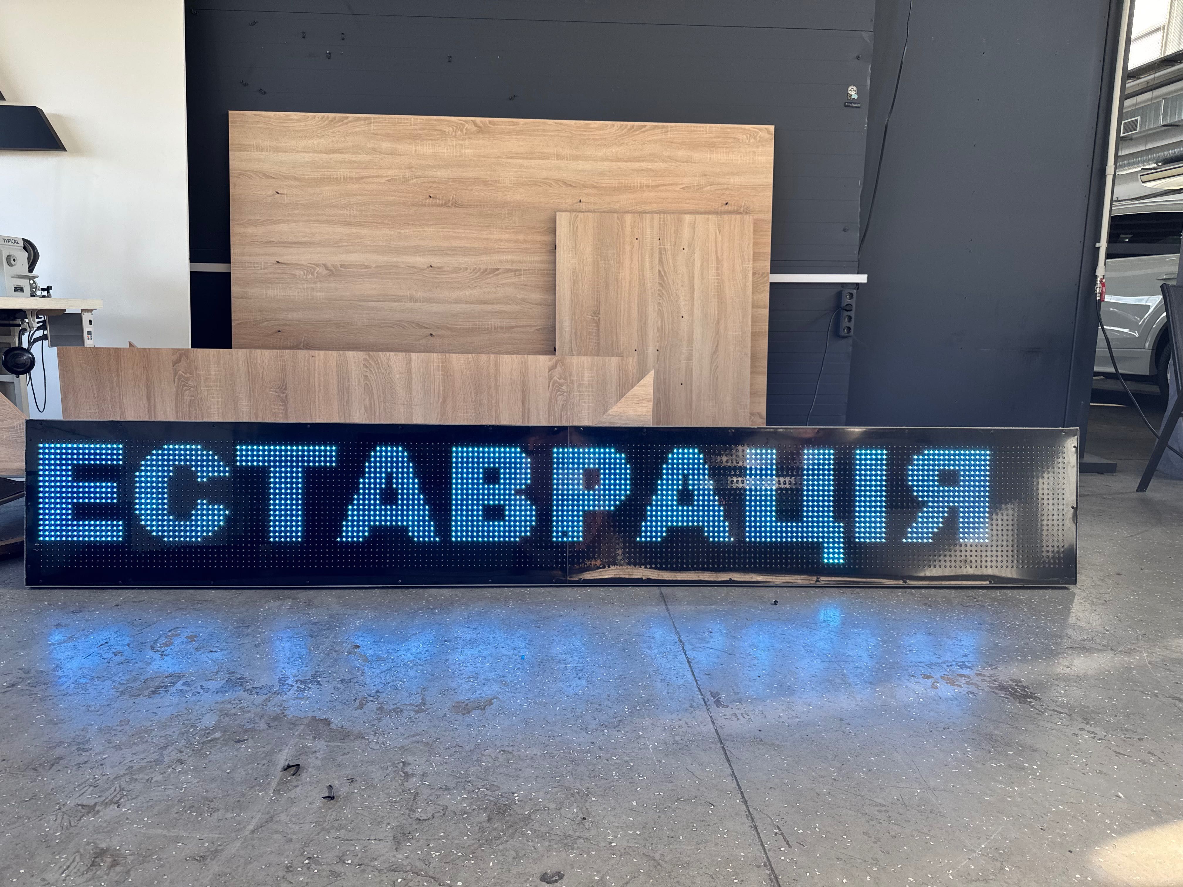 Светодиодная вывеска использовалась в детейлинг студии