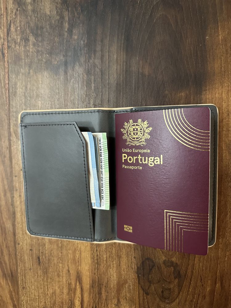 Capa Passaporte em Cortiça - Pintura mosaicos coloridos