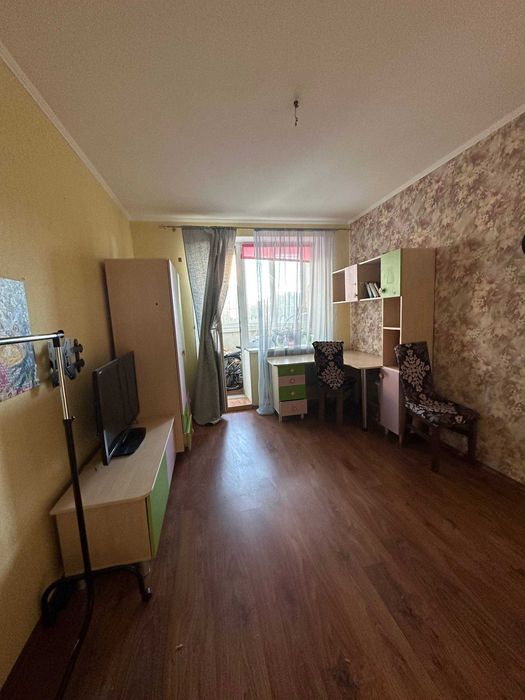 Простора 3-кімнатна квартира поряд з парком Перемоги!