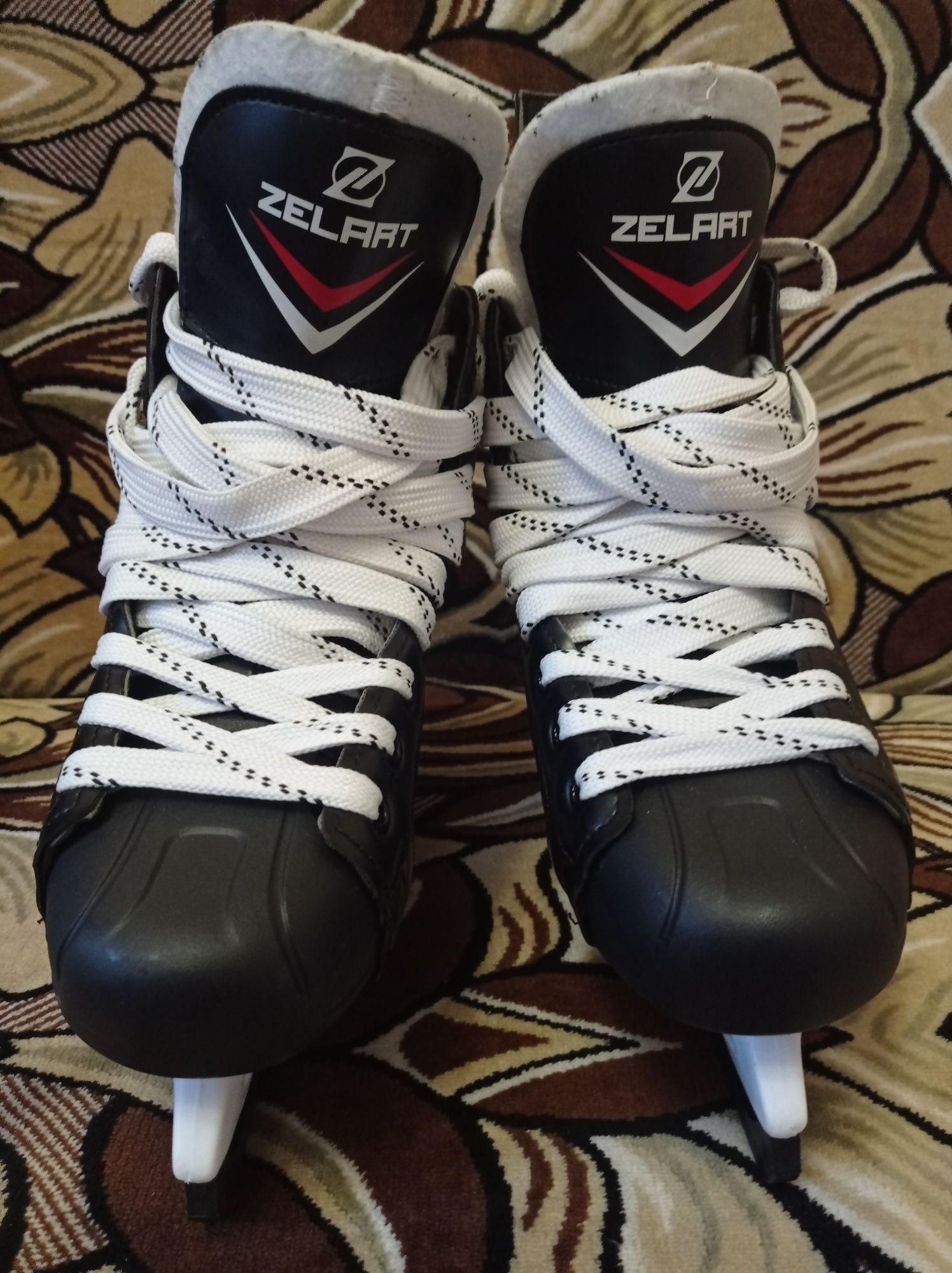Продам хоккейные коньки Zelart 41