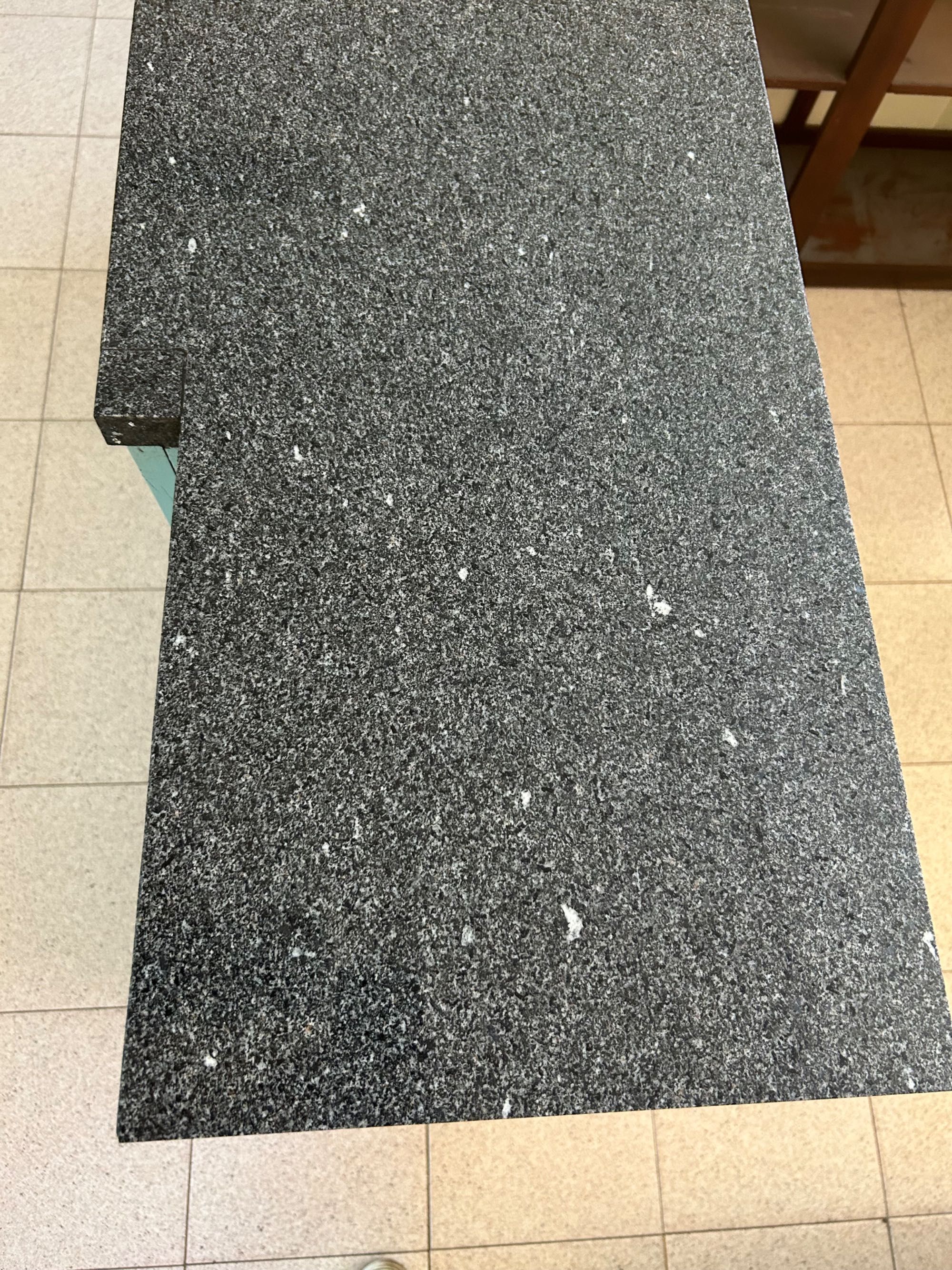 Balcão forma L. 1,73mx1,68m em 2 módulos 2 pedras granito amovível