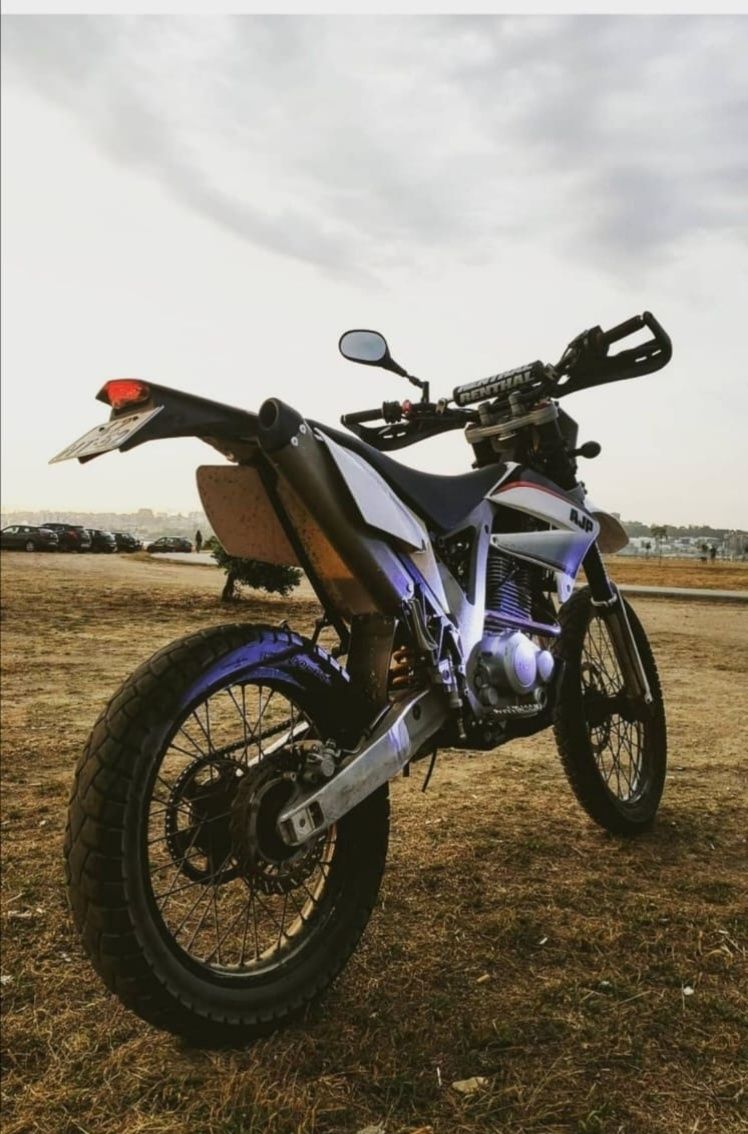 Mota AJP 250 cc com pneus novos