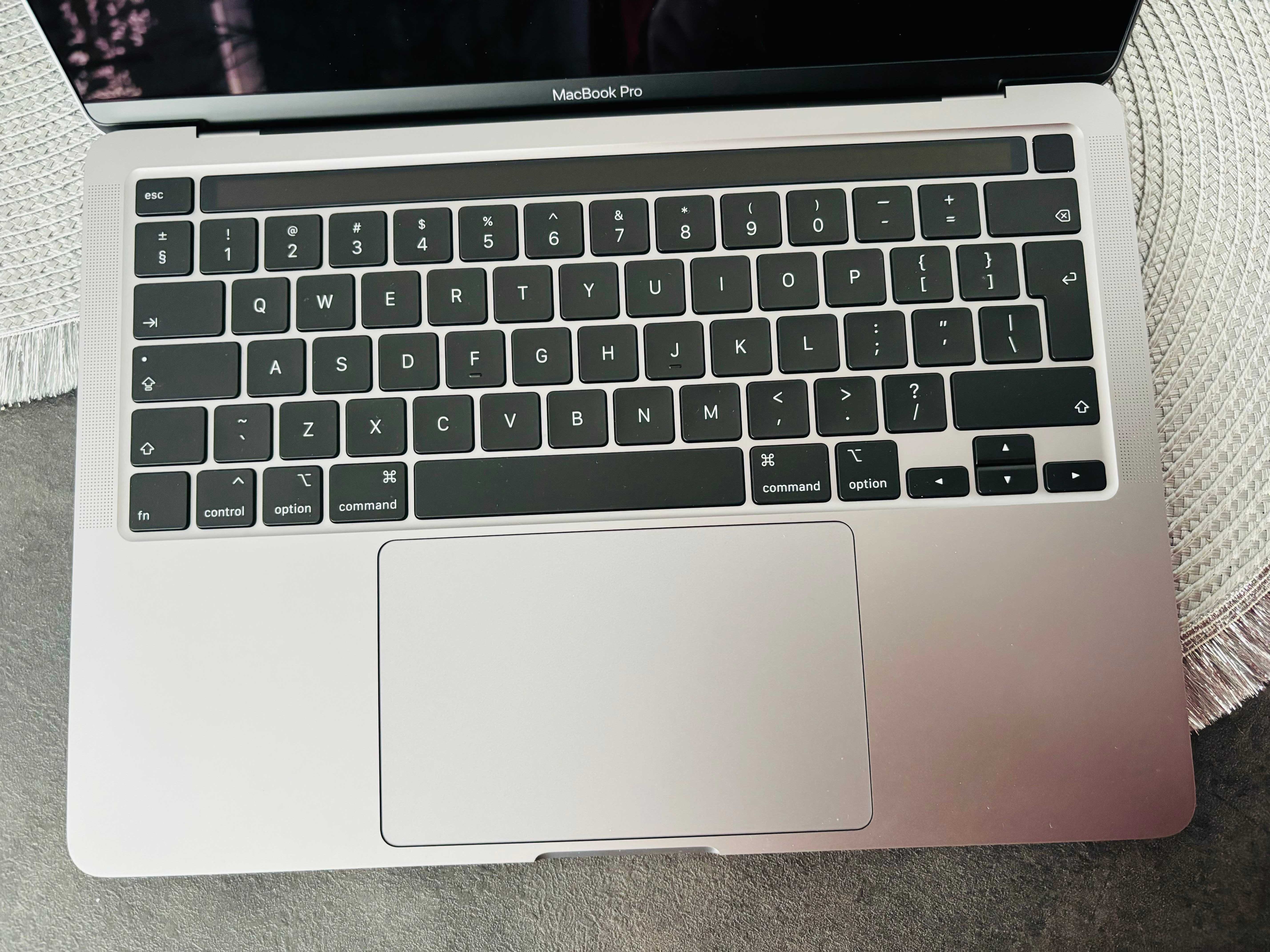 MacBook Pro(13 - calowy, 2020, stan - jak nowy!