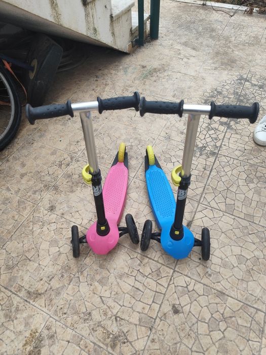 Trotinetes uma rosa e outra azul