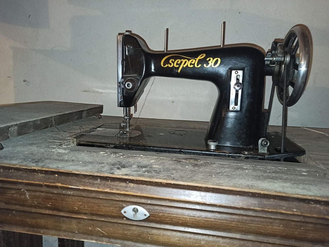 Антикварна швейна машинка Csepel