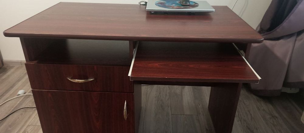 Компʼютерний стіл, робочий сьіл