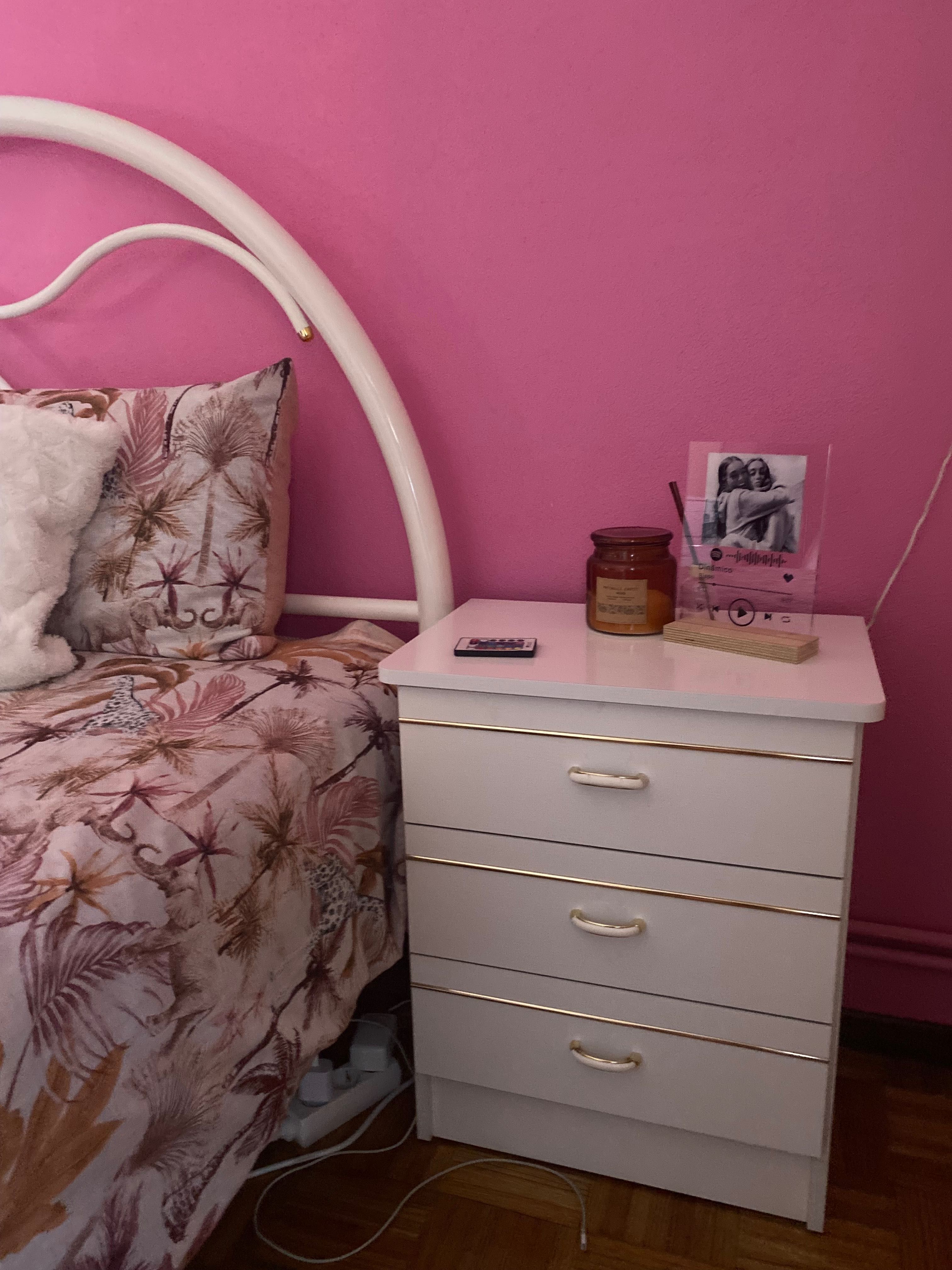 Móveis de quarto de menina á venda.