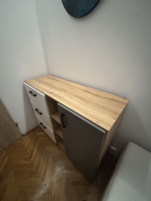 Łóżko z materacem, komoda i szafa w dobrym stanie