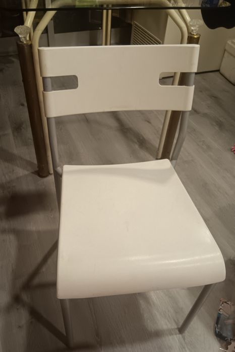 Mesa de vidro com cadeiras