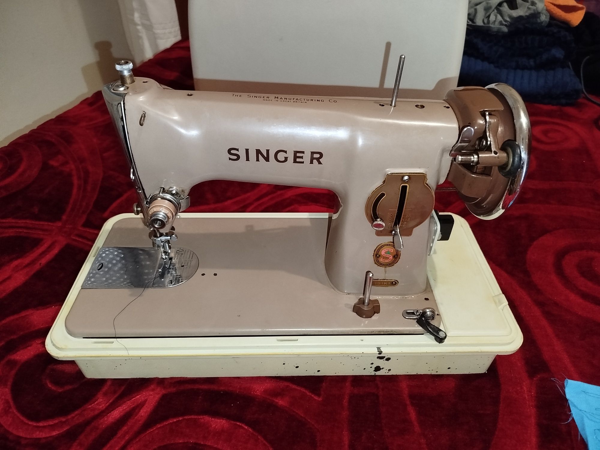 Máquina de costura Singer com mala de transporte