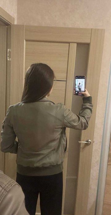 Шкіряна італійська жіноча куртка Aeronautica Militare розмір S