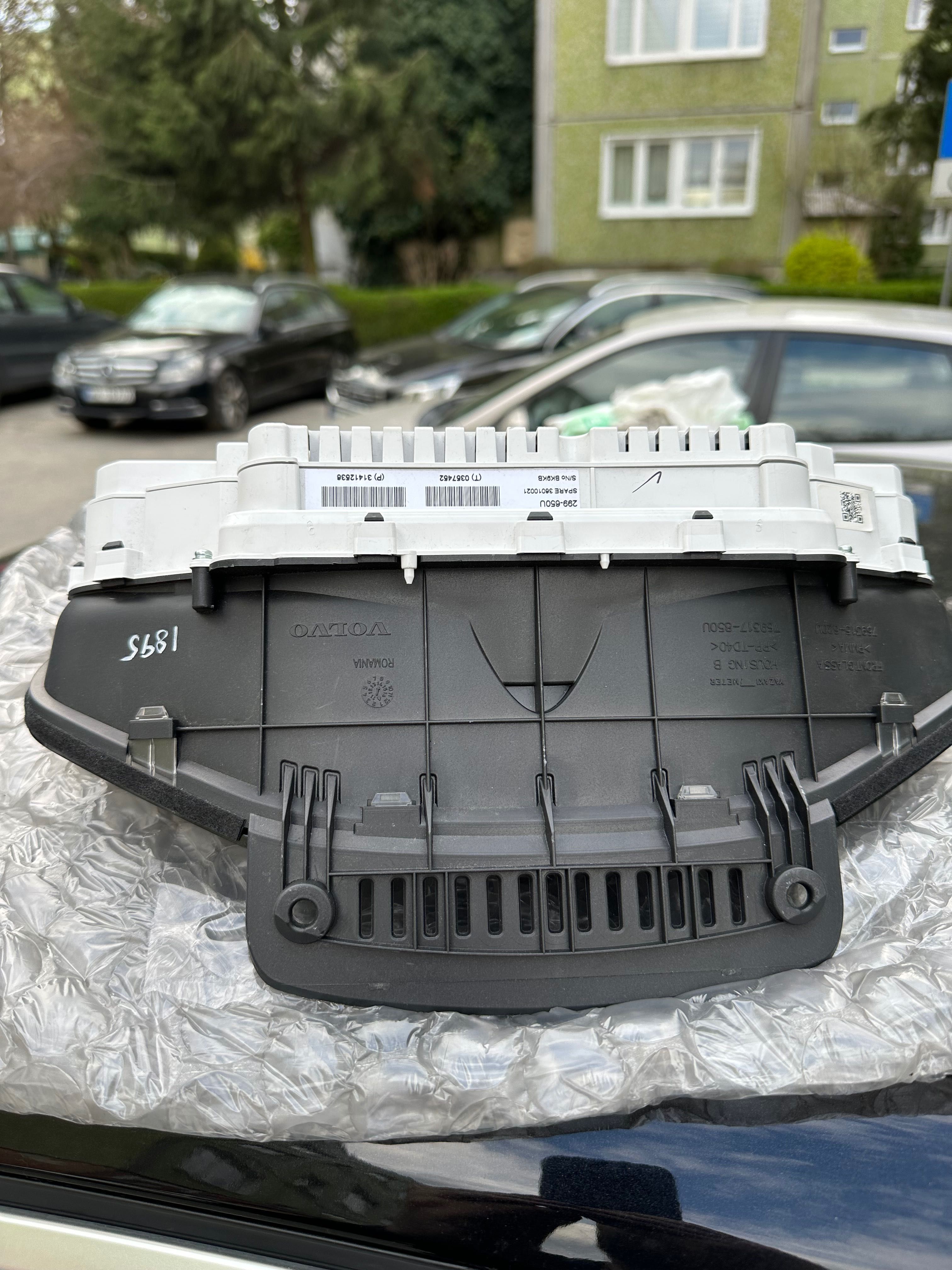 Licznik Volvo tft-Hybryda