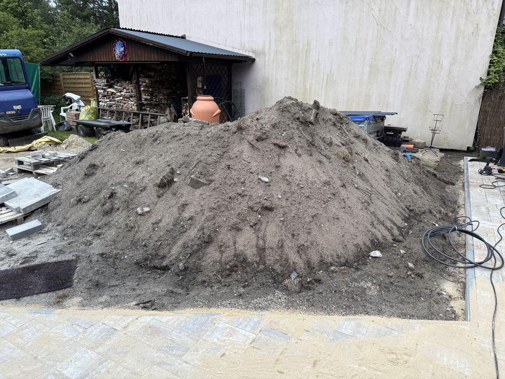 Ziemia z korytowania podwórka