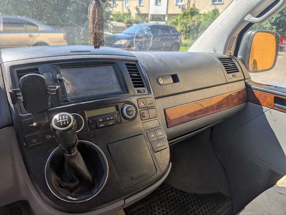 Продаєця автомобіль