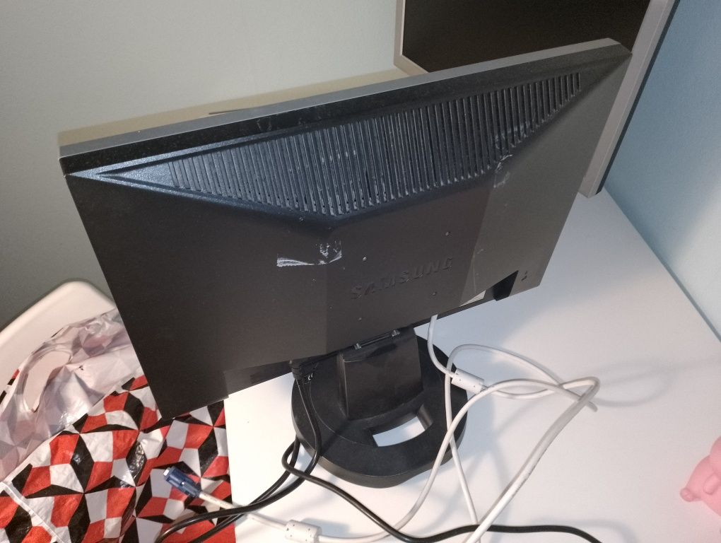 Sprzedam monitor widać na zdjęciach sprawny