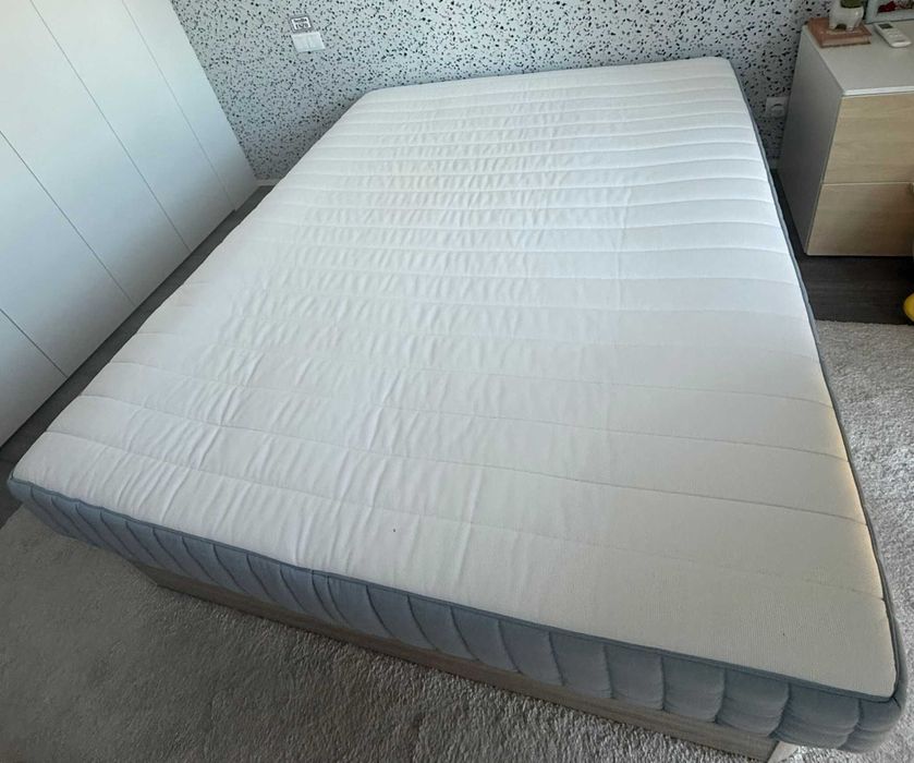 Cama de casal baú (160cmX200cm) e colchões, em excelente estado!
