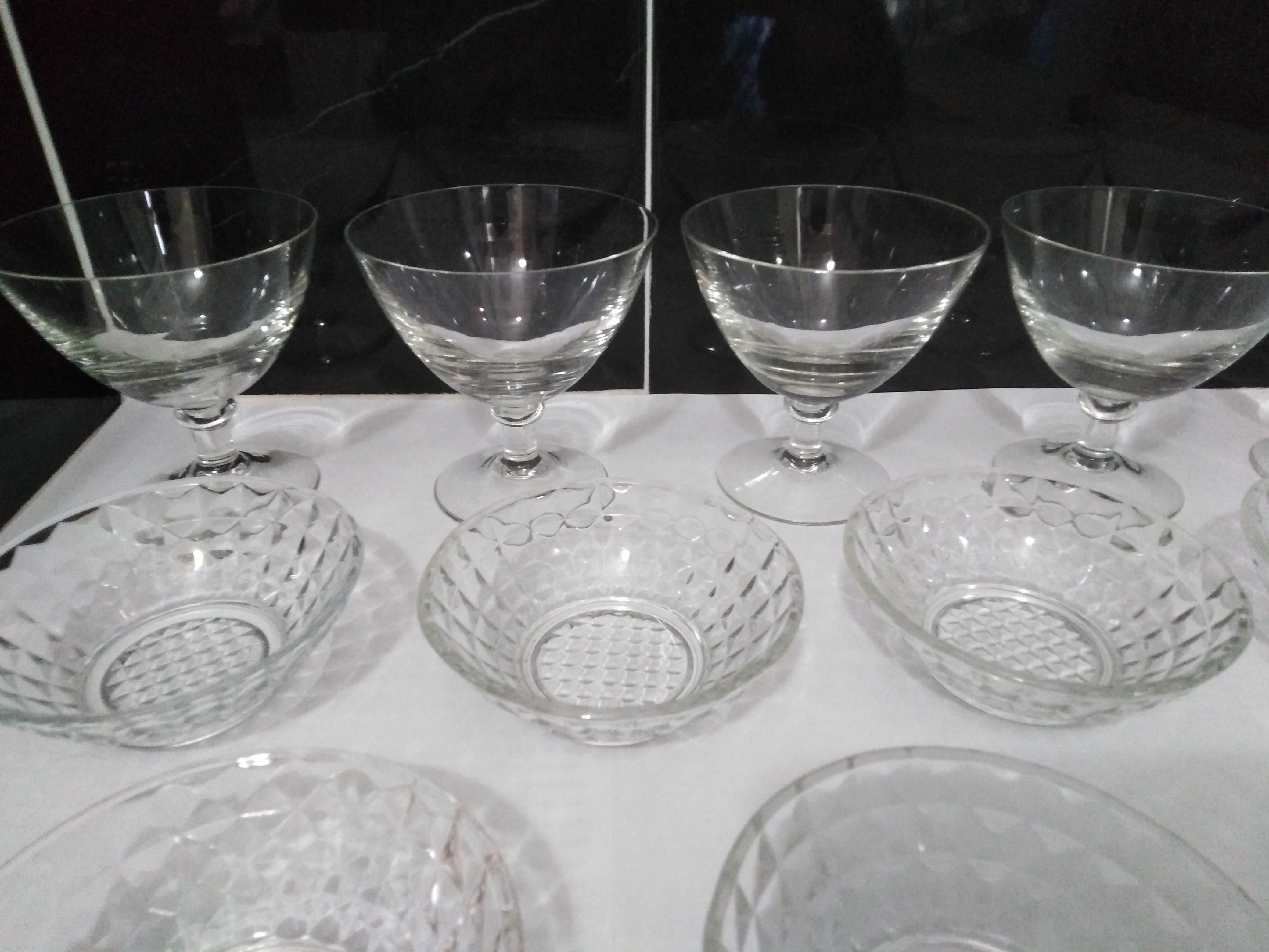Conjunto de 13 Taças para sobremesa- 5 com pé e 8 rasas.