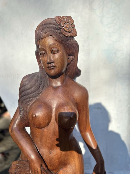 Rzeźbiona figura dekoracyjna drewniana kobieta