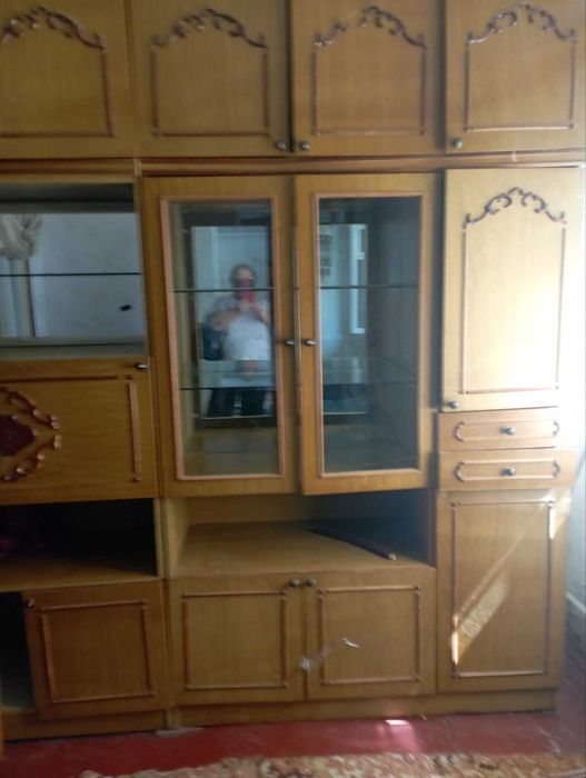 Меблі в кімнату -стінка  світлого кольору, розмір 3.5 м,