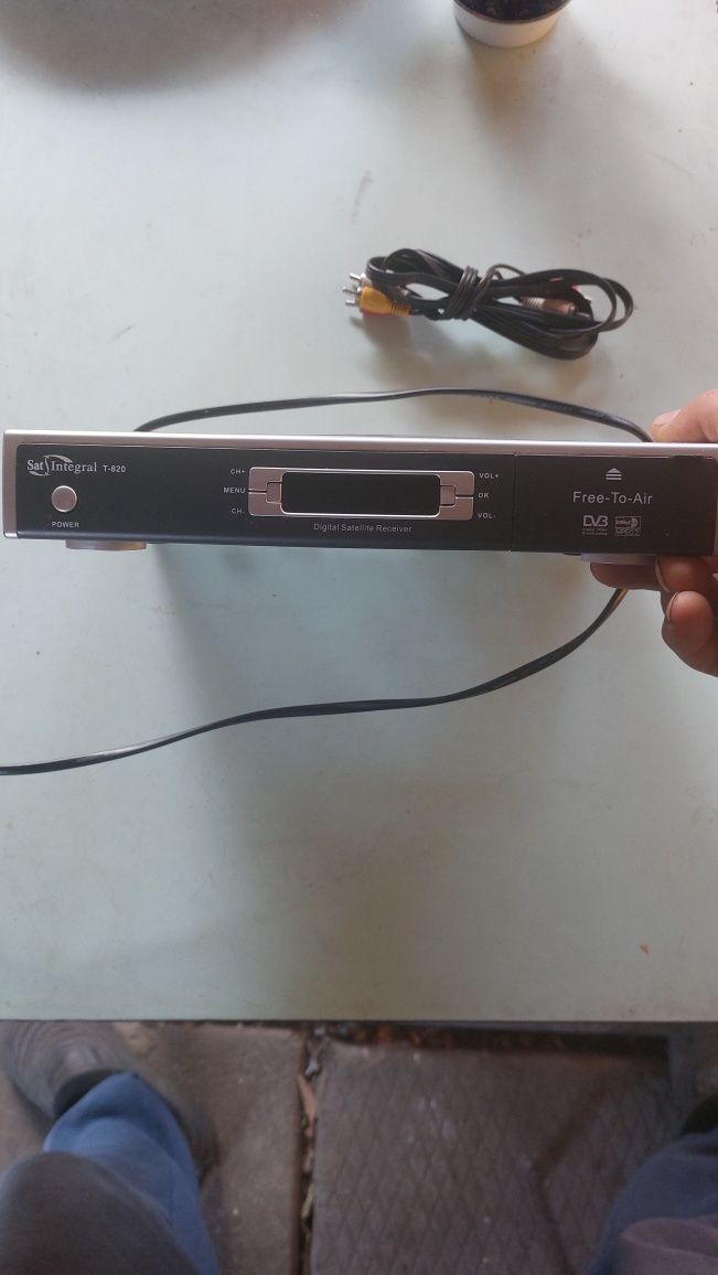 Спутниковый  тюнер  satinegral  T-820