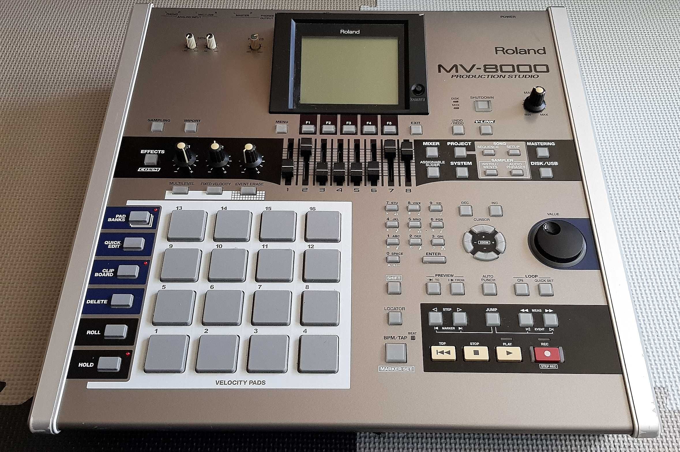 Roland MV-8000 sampler (jak Akai MPC)