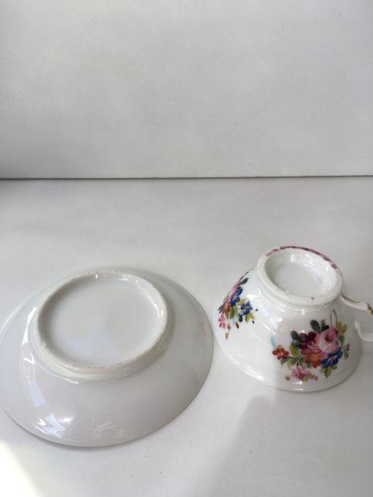 Chávena de porcelana pintada á mão, cerca 1890/1900