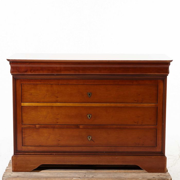 Cómoda e mesas de cabeceira em  Cerejeira maciça