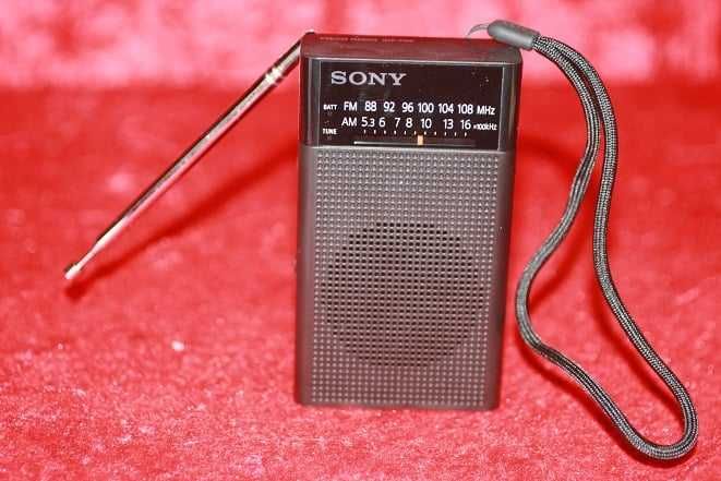 Rádio a pilhas da marca Sony