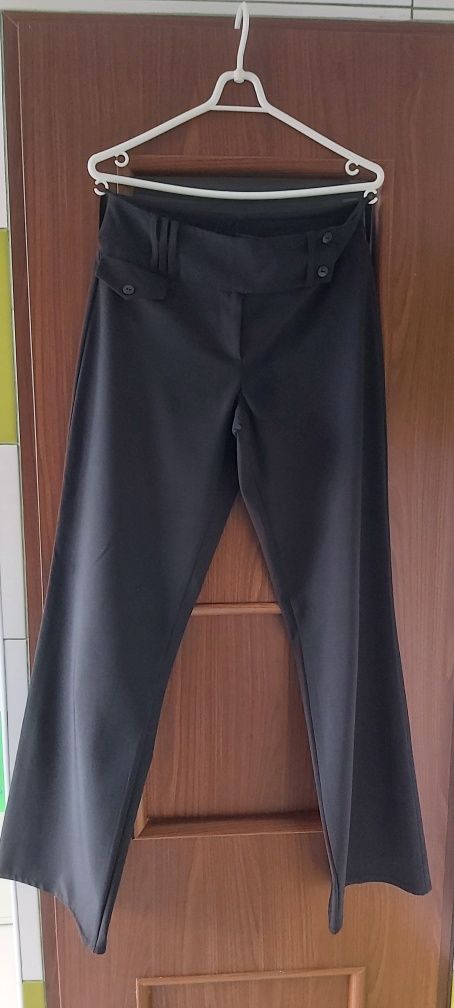 Spodnie z szerokimi nogawkami.