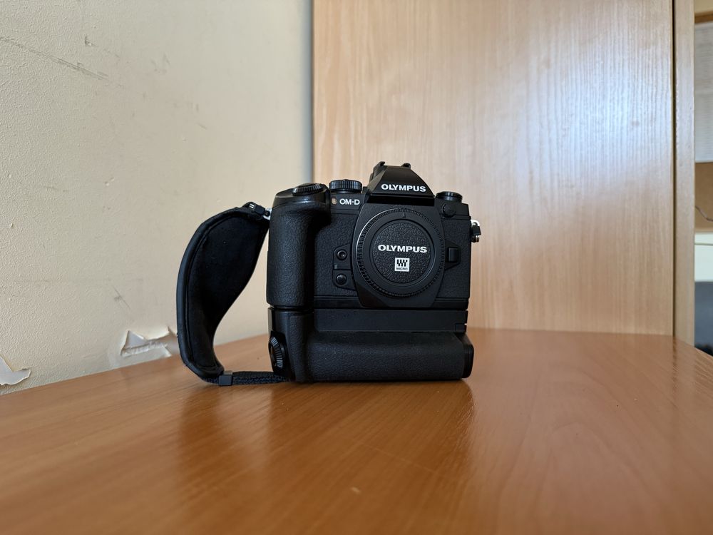Aparat Olympus OM-DE-1. Falgowiec. Grip + lampa błyskowa.