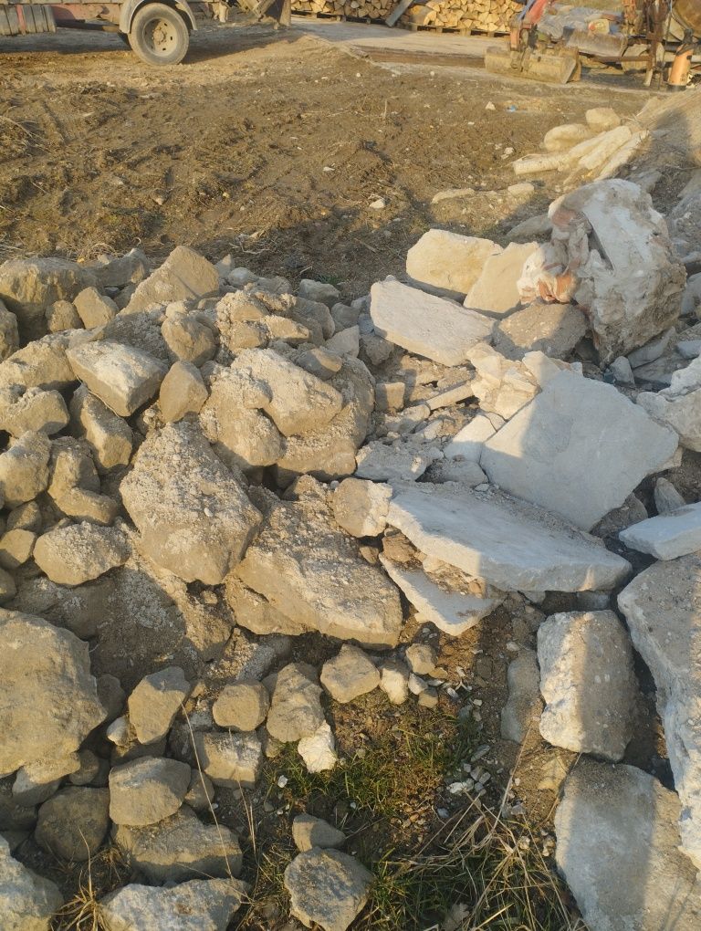Ładny betonowy gruz na utwardzenie wjazdu pod budowę tanio