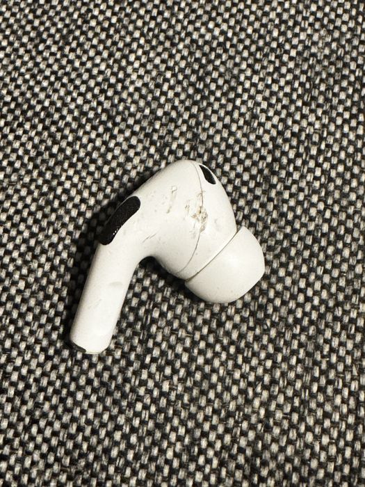 AirPods Pro 2 lightning - uszkodzona prawa sluchawka