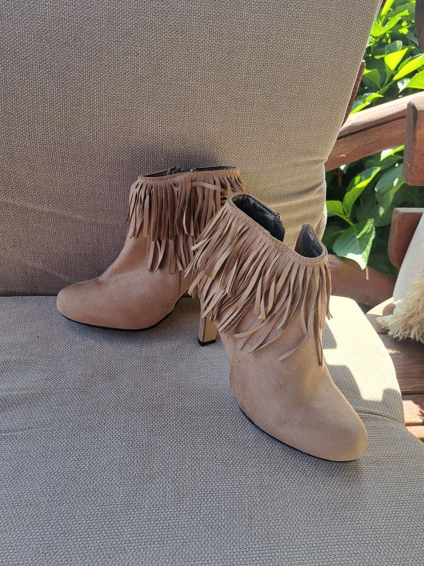 Buty beżowe na obcasie botki 36r